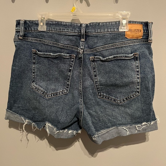 Hollister Ultra High Rise Mom Jean Short - Picture 2 of 4